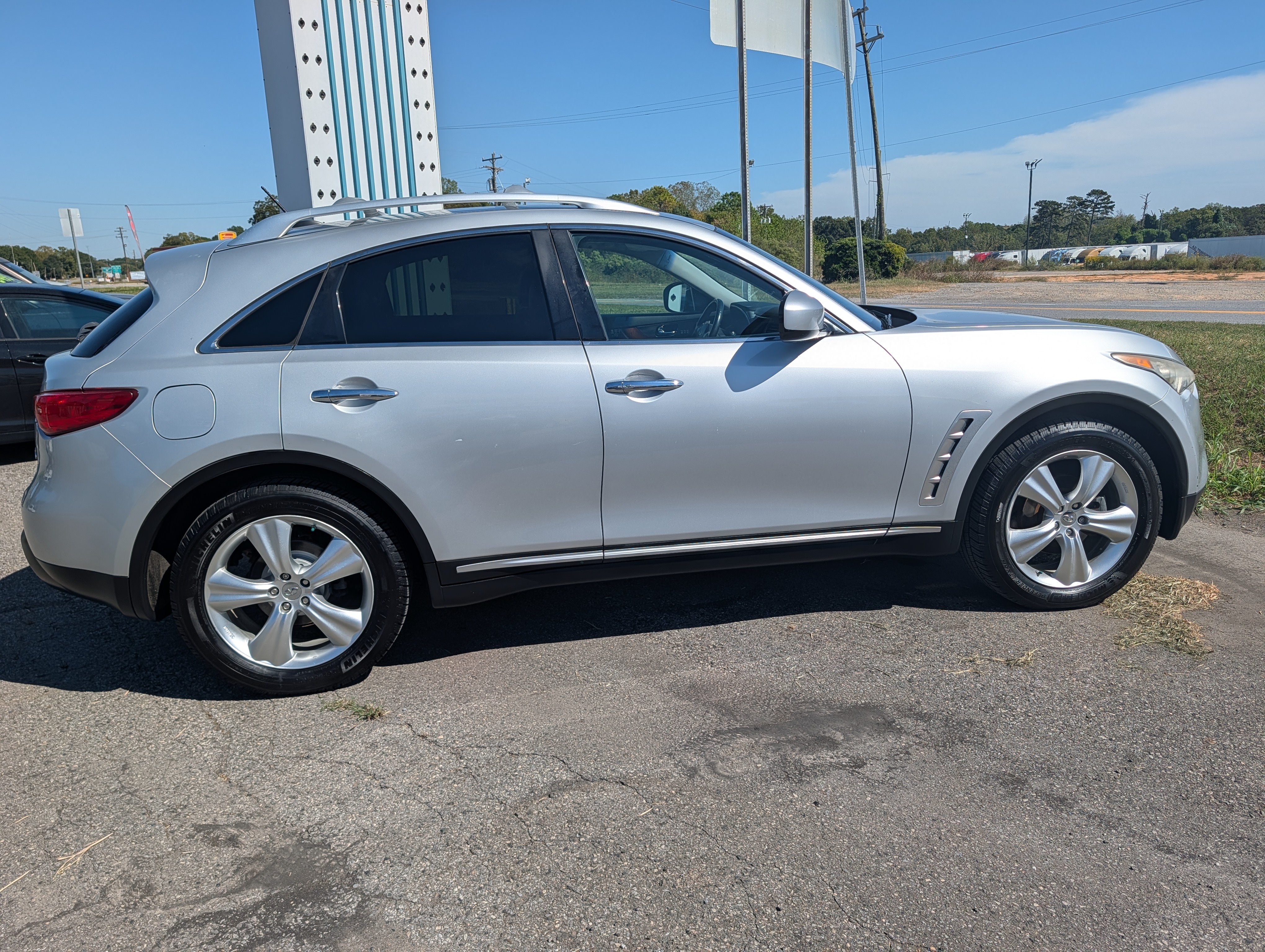 Used 2010 INFINITI FX35 2WD w/ Deluxe Touring Pkg image 13