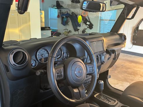 Used 2018 Jeep Wrangler Sport AWD/4WD image 9