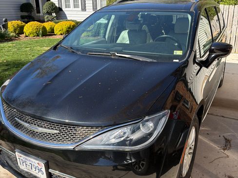 Used 2018 Chrysler Pacifica Touring-L image 1