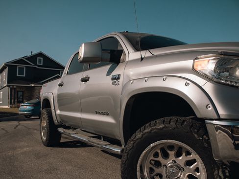 Used 2017 Toyota Tundra SR5 w/ TRD Off Road Package AWD/4WD image 4