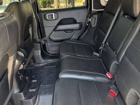 Used 2019 Jeep Wrangler Unlimited Sahara image 13