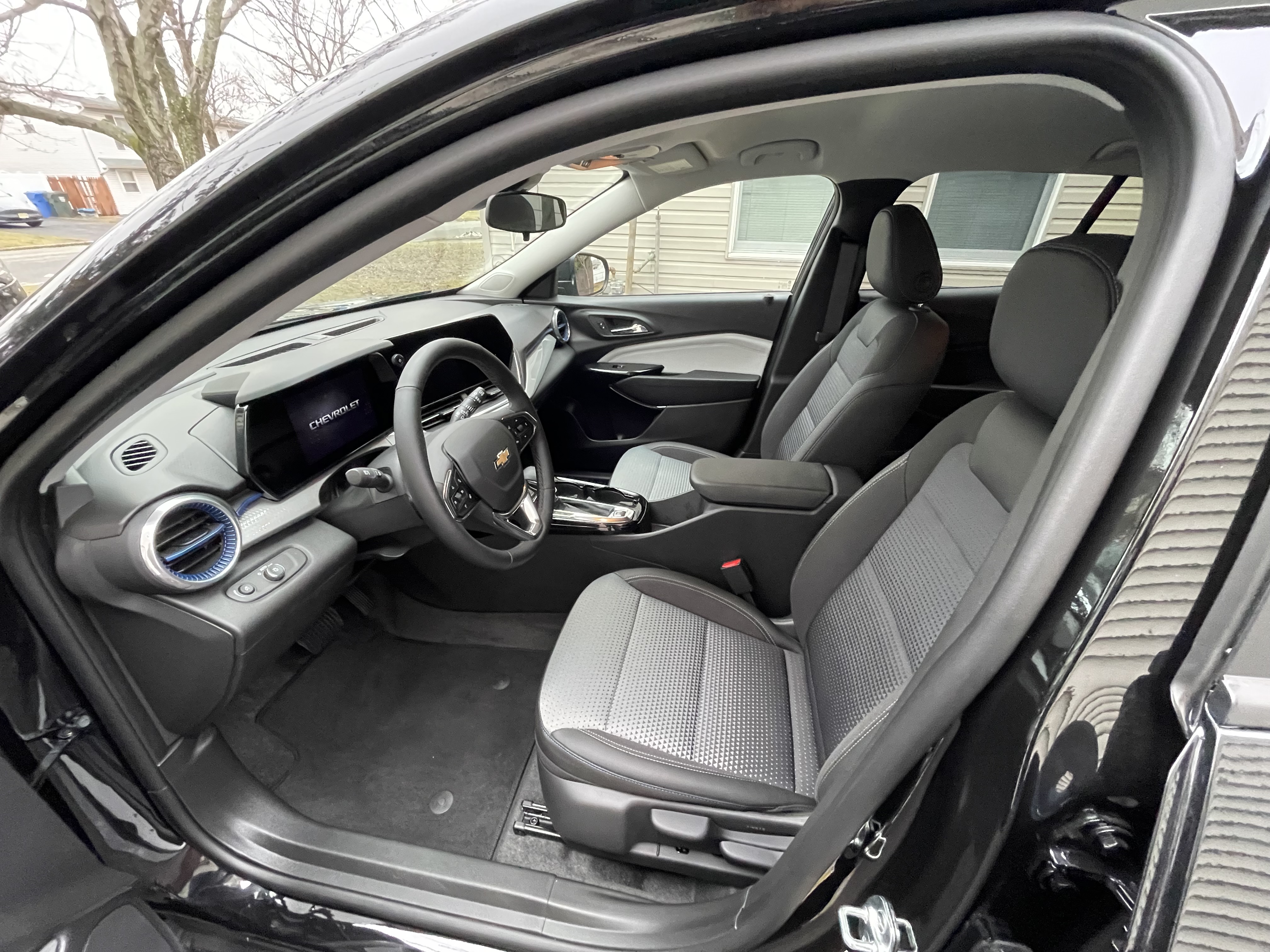 Used 2025 Chevrolet Trax LT w/ Driver Confidence Package FWD image 2