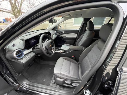 Used 2025 Chevrolet Trax LT w/ Driver Confidence Package image 2