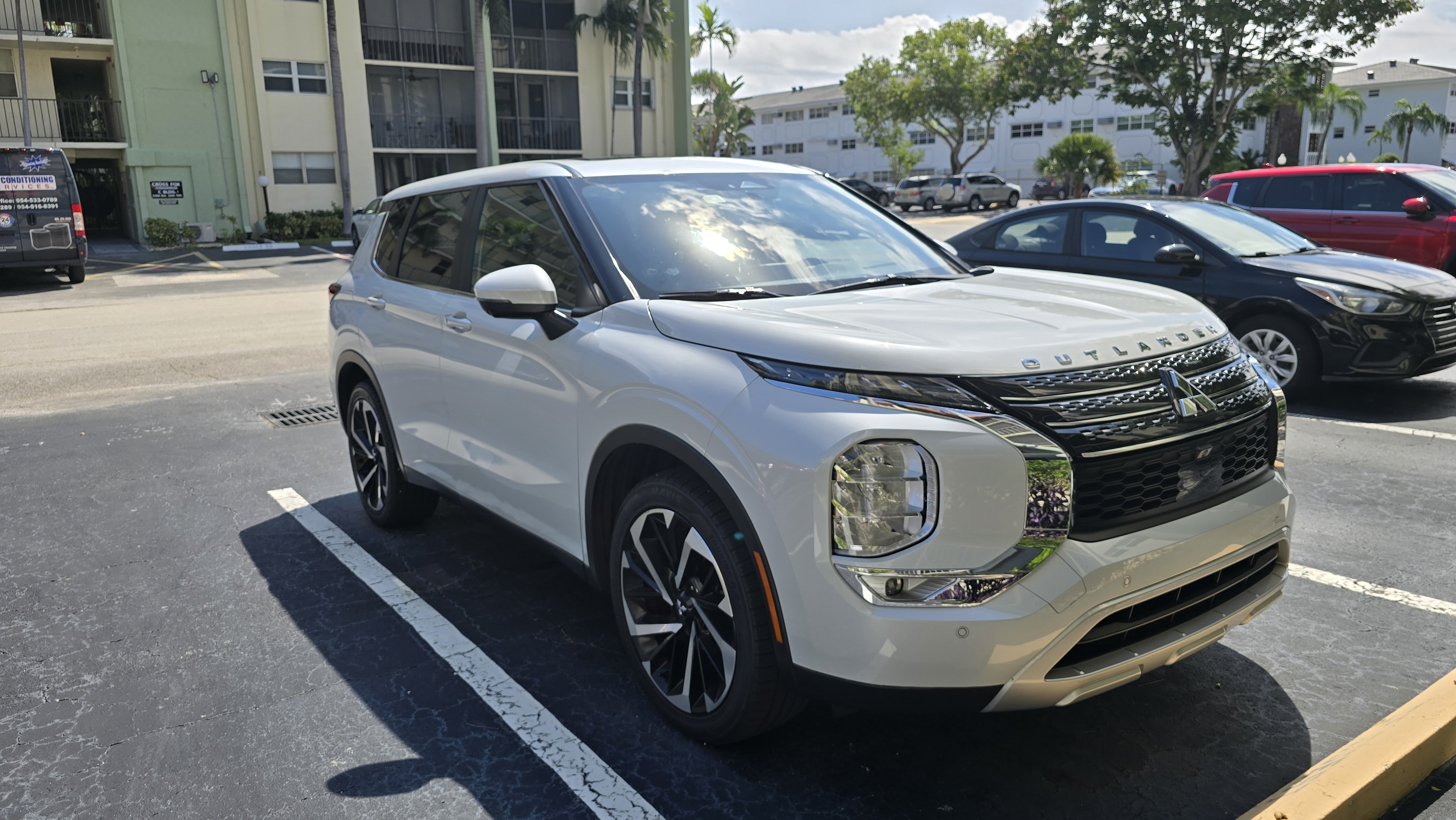 Used 2023 Mitsubishi Outlander SE FWD image 1