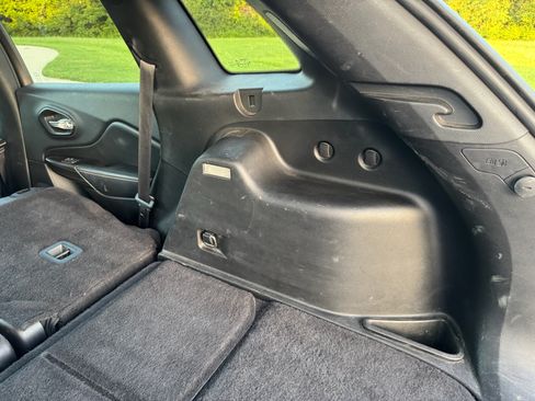 Used 2015 Jeep Cherokee Limited w/ Luxury Group image 28