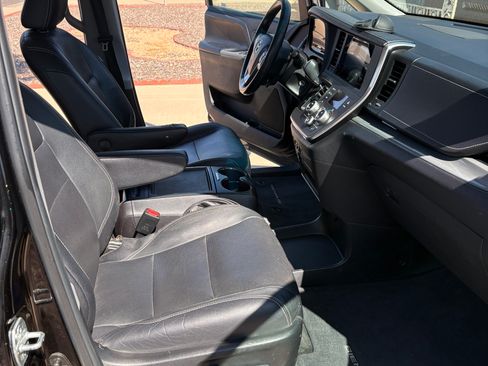 Used 2015 Toyota Sienna SE image 12