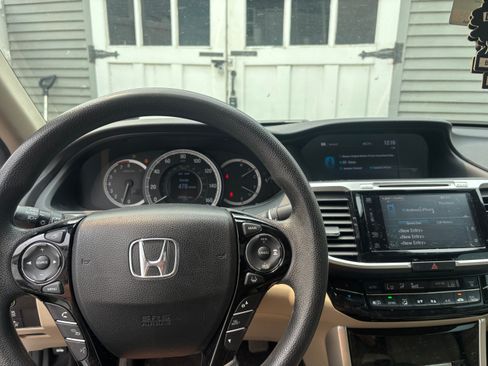 Used 2017 Honda Accord EX image 6