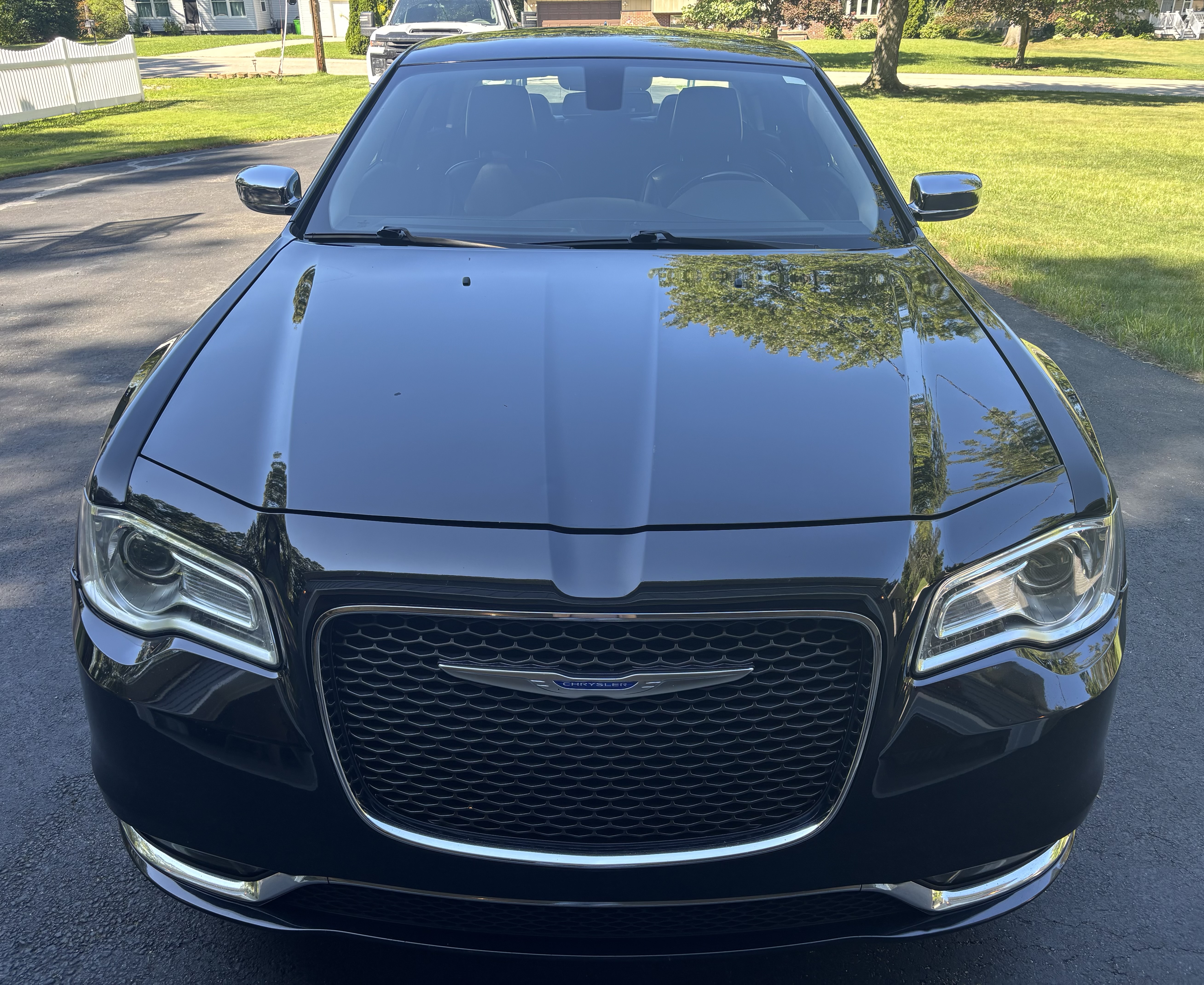 Used 2020 Chrysler 300 Limited RWD image 2