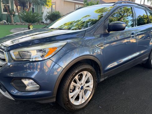 Used 2018 Ford Escape SE w/ SE Sync 3 Package FWD image 2