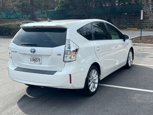 Used 2014 Toyota Prius V Five image 4