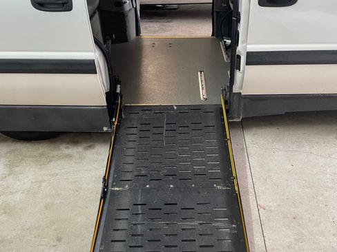 Used 2004 Chevrolet Venture Plus w/ Climate Package image 2