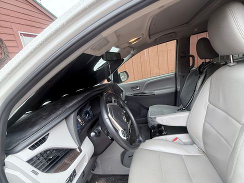 Used 2020 Toyota Sienna XLE Premium FWD image 16