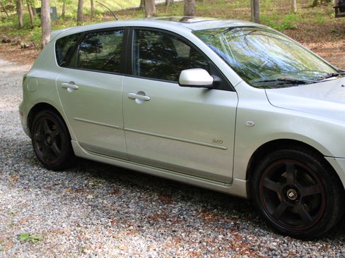 Used 2004 MAZDA MAZDA3 s w/ Moonroof & 6-CD Pkg FWD image 2