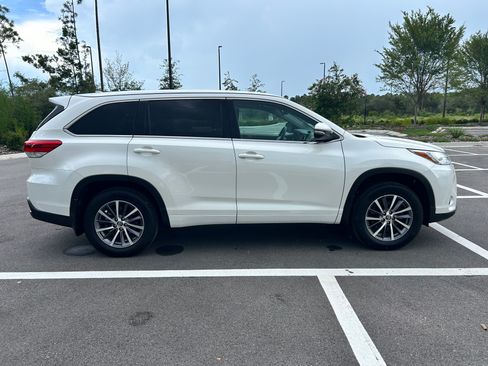 Used 2018 Toyota Highlander XLE AWD/4WD image 1