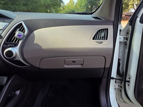 Used 2011 Hyundai Tucson GL image 20