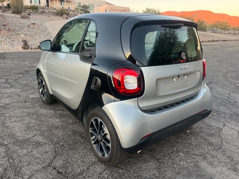 Used 2016 smart fortwo passion image 9