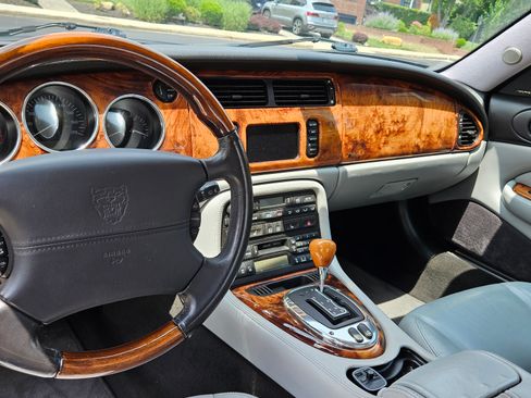 Used 2006 Jaguar XK8 Coupe image 10