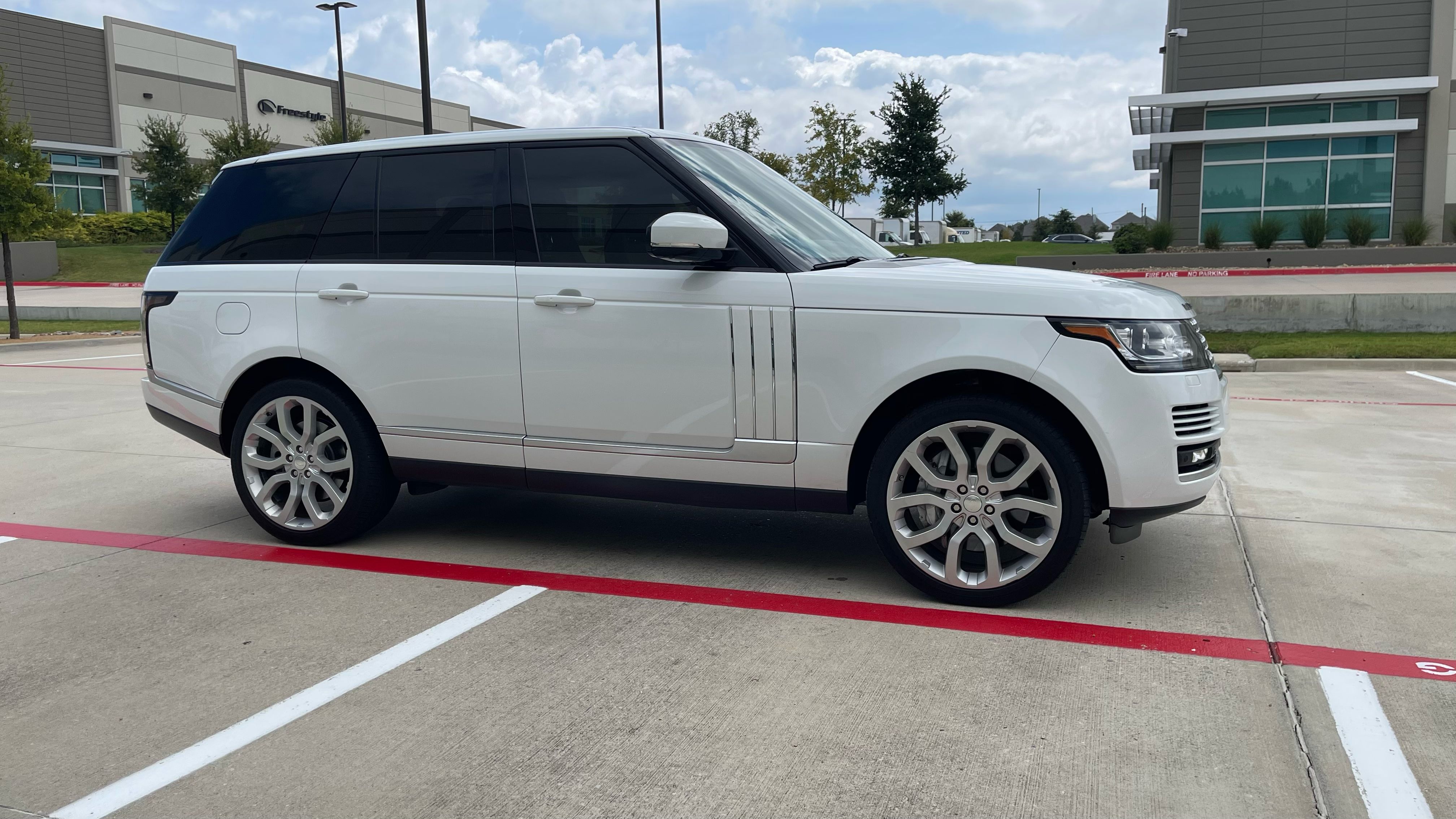 Used 2014 Land Rover Range Rover Supercharged AWD/4WD image 4