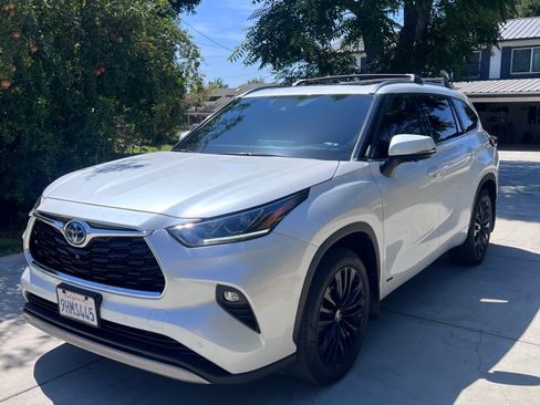 Used 2023 Toyota Highlander Platinum AWD/4WD image 1
