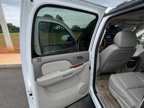 Used 2008 Chevrolet Suburban LTZ w/ LTZ Preferred Equipment Group AWD/4WD image 20