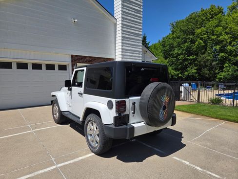 Used 2016 Jeep Wrangler Sahara w/ Dual Top Group AWD/4WD image 4