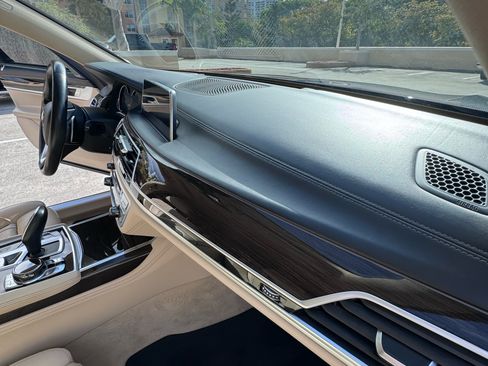 Used 2017 BMW 740i image 2