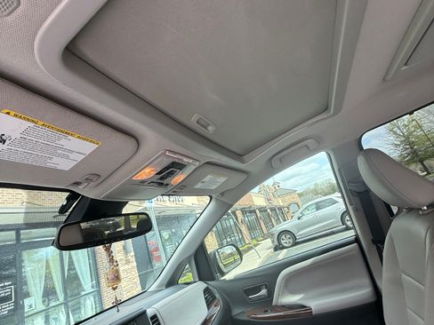 Used 2019 Toyota Sienna Limited Premium image 12