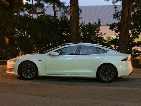 Used 2019 Tesla Model S Long Range image 1
