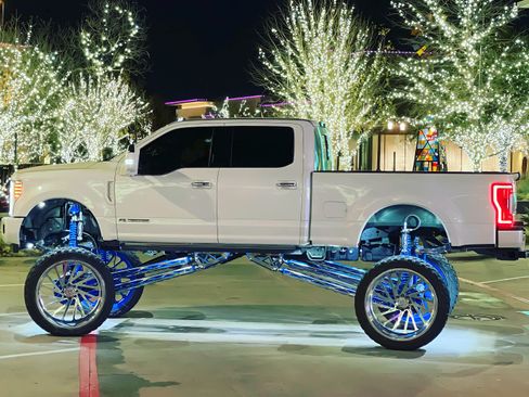 Used 2019 Ford F250 Platinum w/ Platinum Ultimate Package AWD/4WD image 6