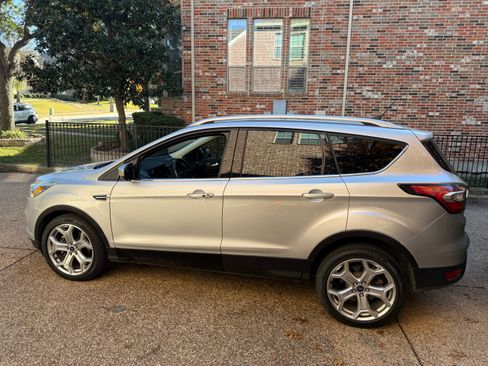 Used 2018 Ford Escape Titanium w/ Ford Safe & Smart Package image 9