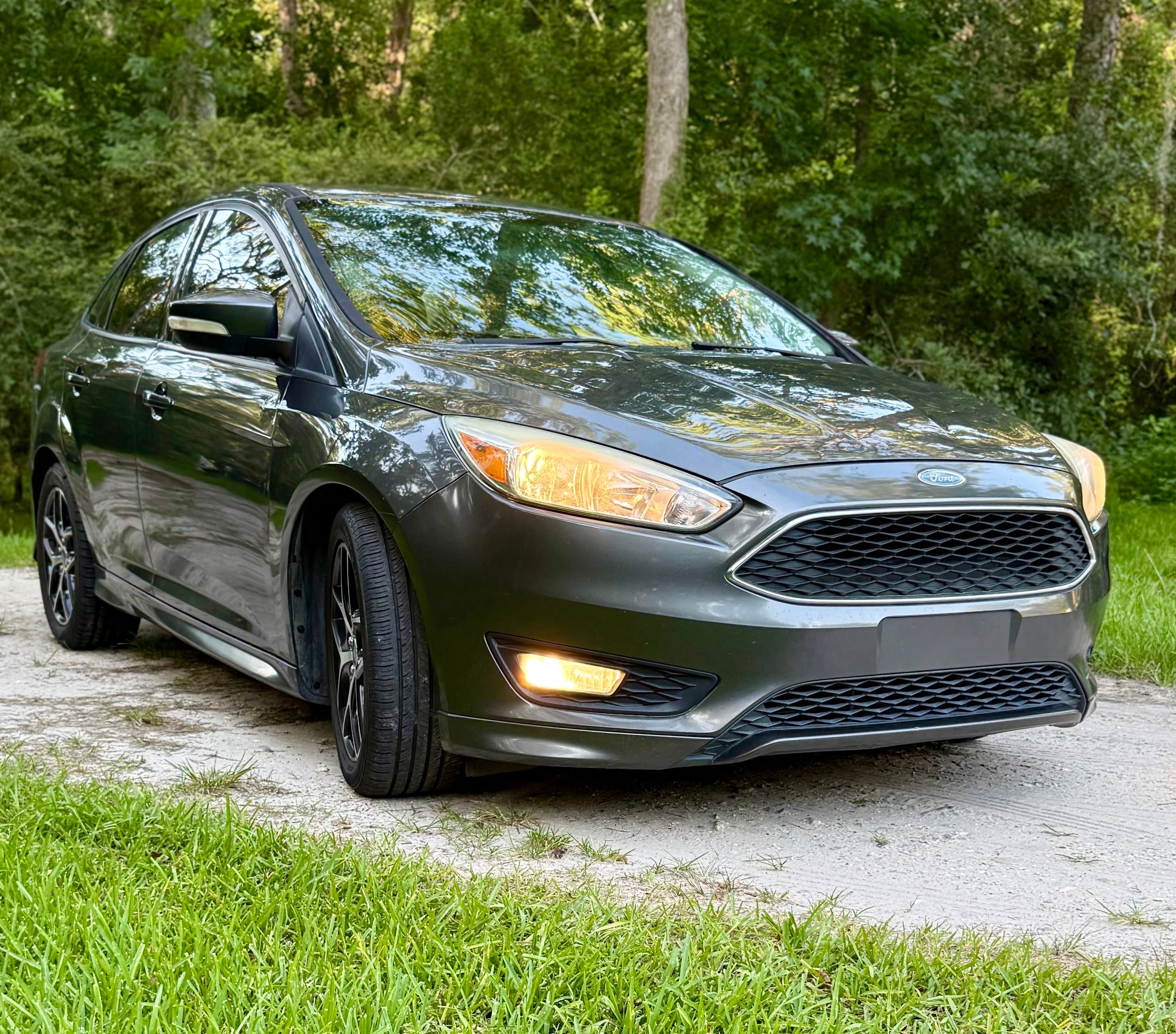 Used 2016 Ford Focus SE w/ SE Sport Package FWD image 4
