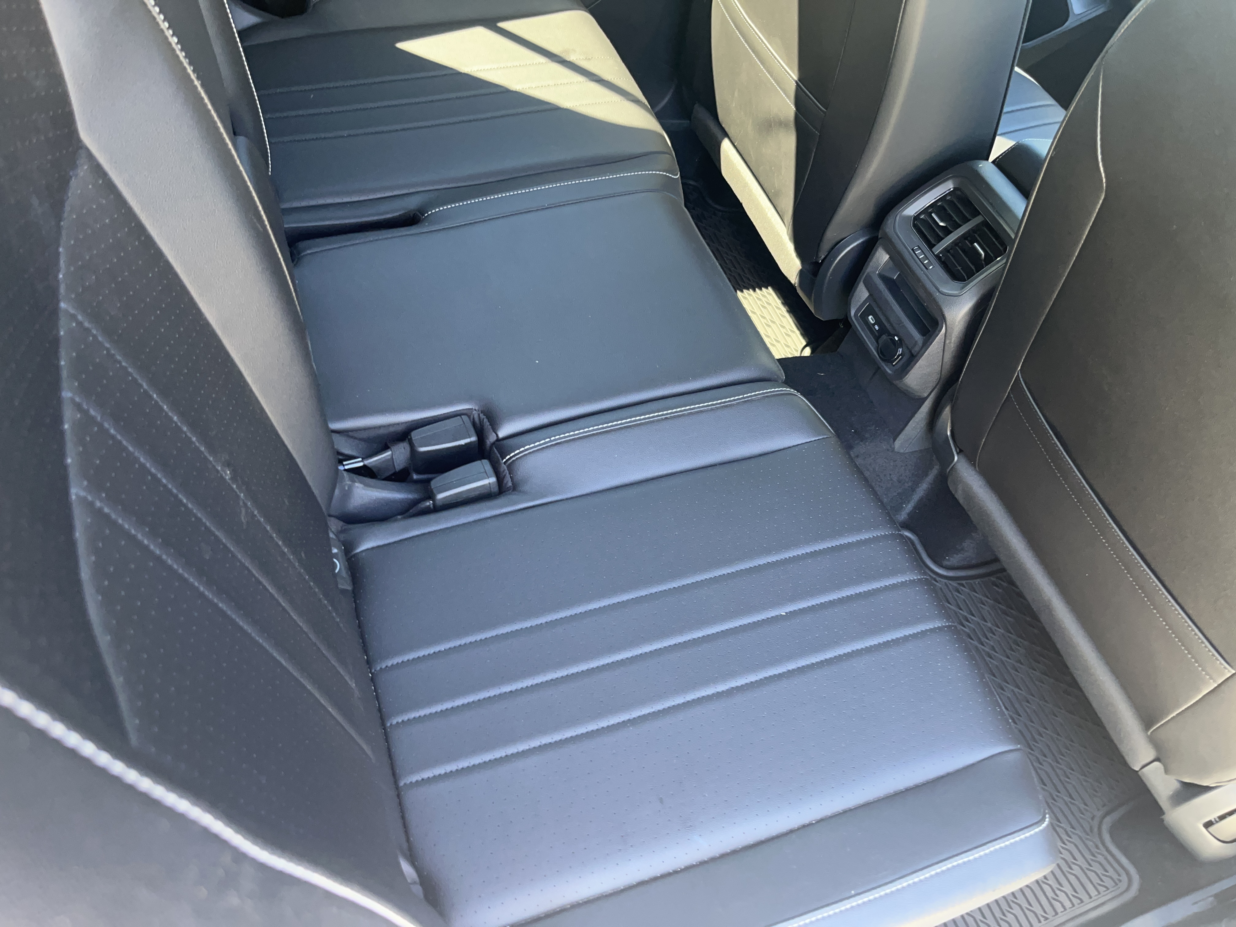 Used 2024 Volkswagen Tiguan SE R-Line FWD image 14