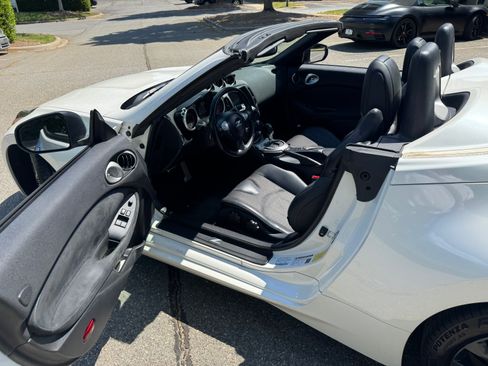 Used 2015 Nissan 370Z Touring image 29