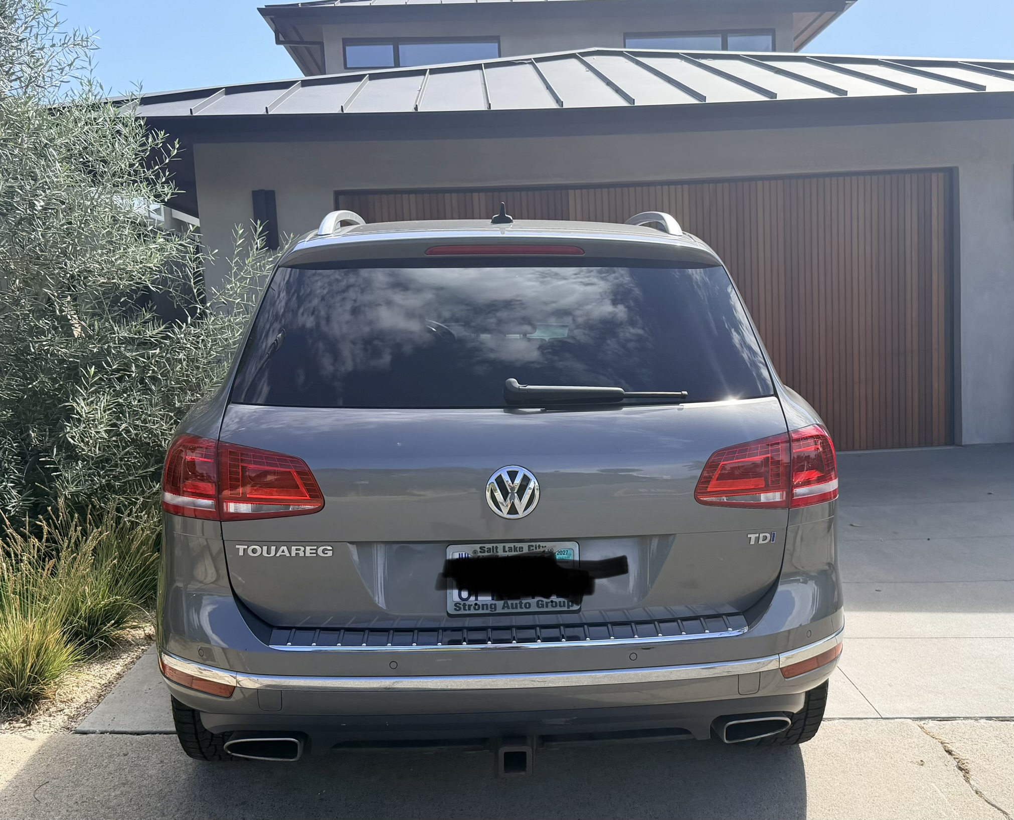 Used 2016 Volkswagen Touareg Sport AWD/4WD image 2