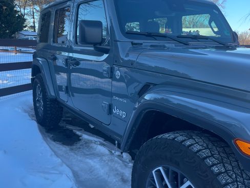 Used 2024 Jeep Wrangler Unlimited Sahara w/ Technology Group image 5