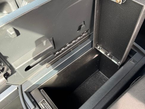 Used 2010 Nissan Titan SE w/ SE Premium Utility Pkg image 11