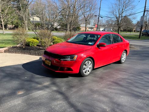 Used 2011 Volkswagen Jetta SE image 1