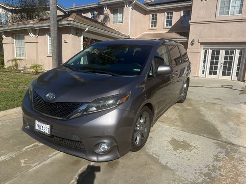 Used 2015 Toyota Sienna SE Premium image 5