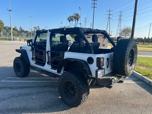 Used 2018 Jeep Wrangler Unlimited Sahara w/ Connectivity Group image 4