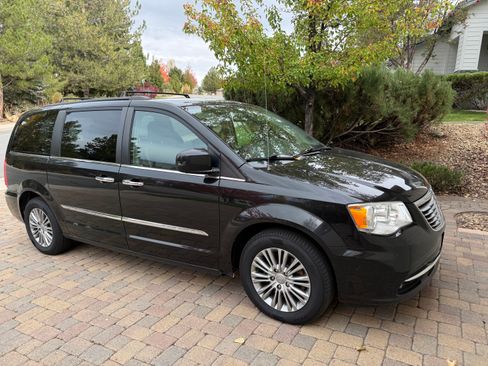 Used 2014 Chrysler Town & Country Touring w/ Driver Convenience Group image 2