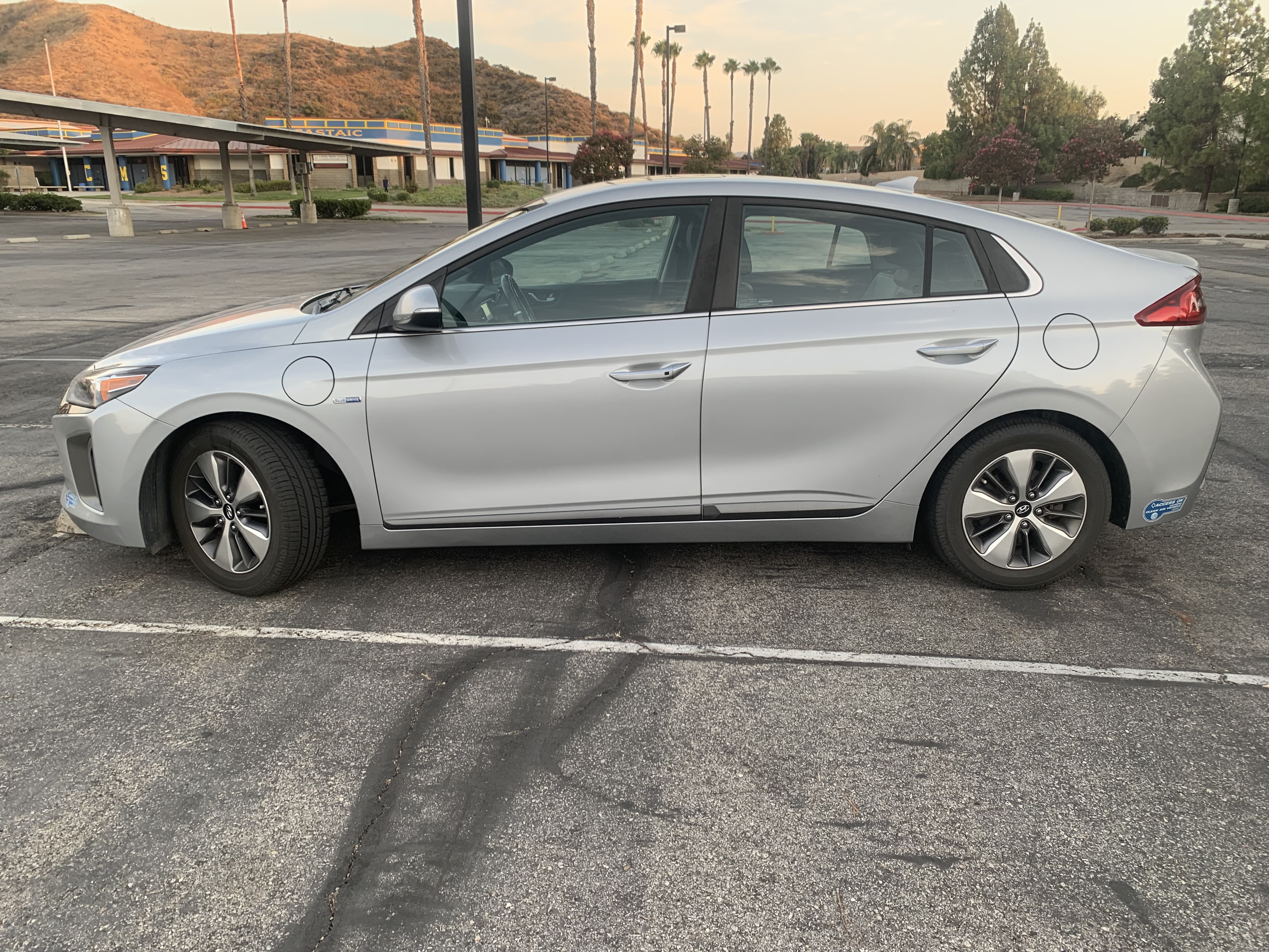 Used 2019 Hyundai Ioniq Limited w/ Ultimate Package 02 FWD image 4