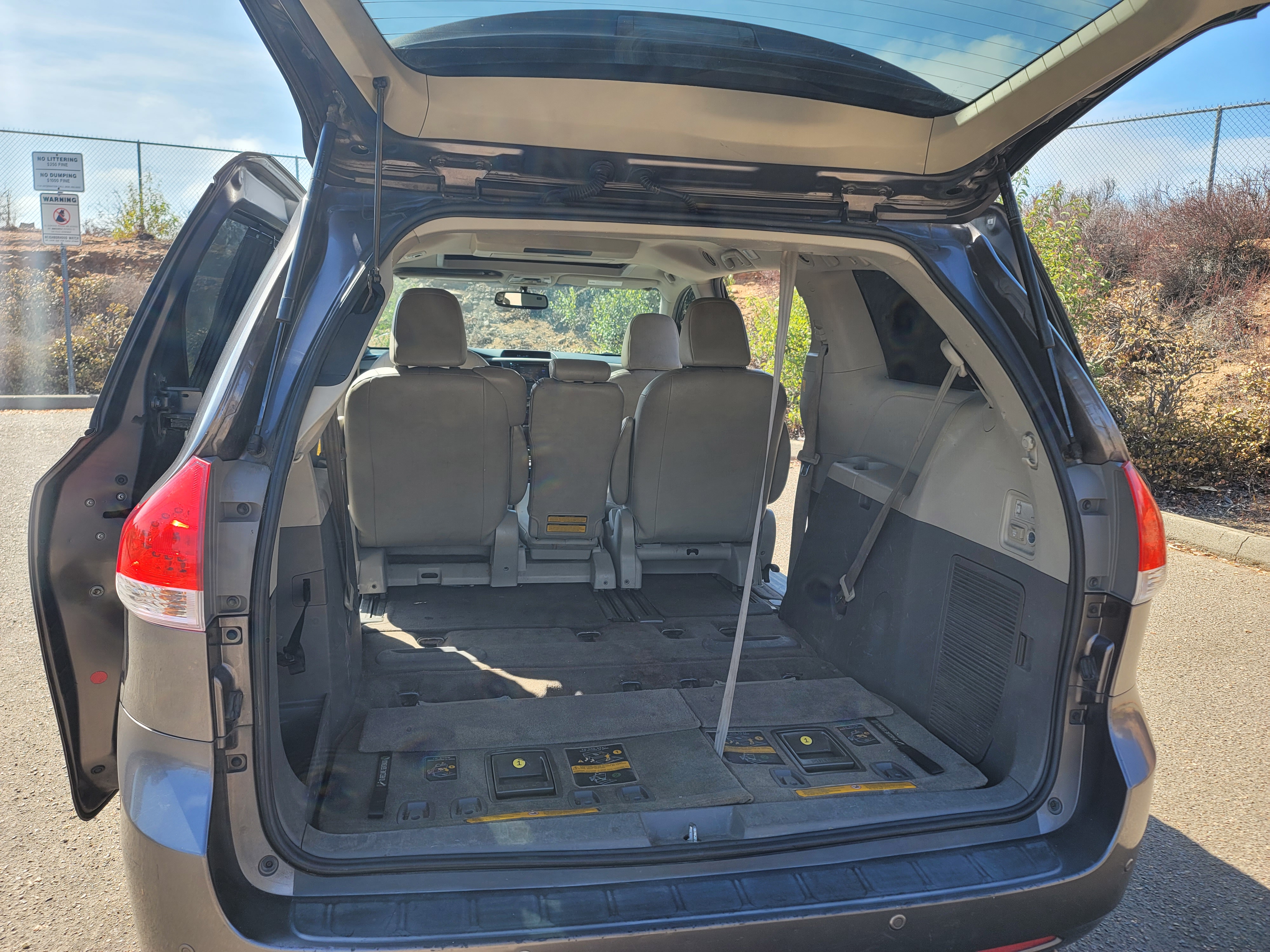 Used 2013 Toyota Sienna XLE w/ Entertainment Pkg FWD image 11