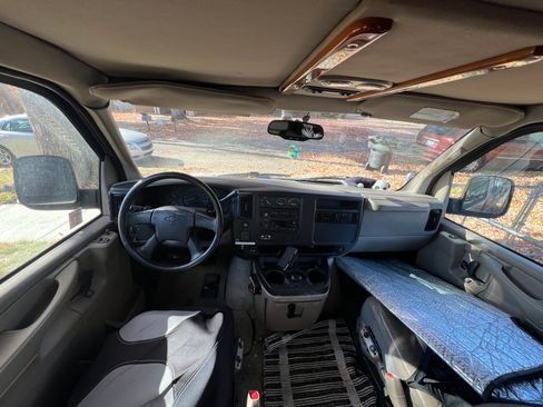 Used 2005 Chevrolet Express 1500 w/ Preferred Equipment Group image 6