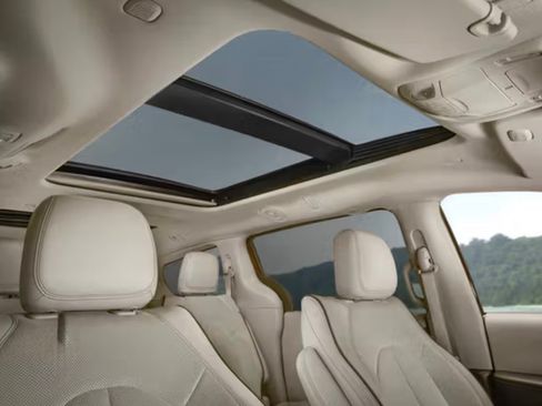 Used 2017 Chrysler Pacifica Limited image 11