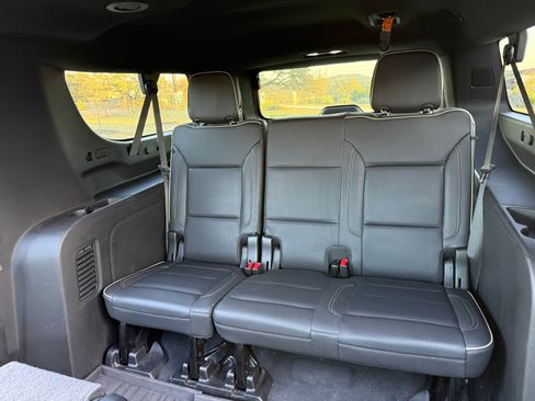 Used 2022 GMC Yukon XL SLT w/ SLT Luxury Package image 16