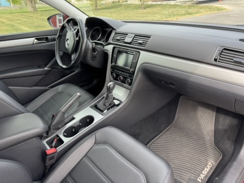 Used 2019 Volkswagen Passat 2.0T Wolfsburg w/ Wheels & Sunroof Package FWD image 19