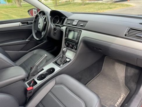 Used 2019 Volkswagen Passat 2.0T Wolfsburg w/ Wheels & Sunroof Package FWD image 19
