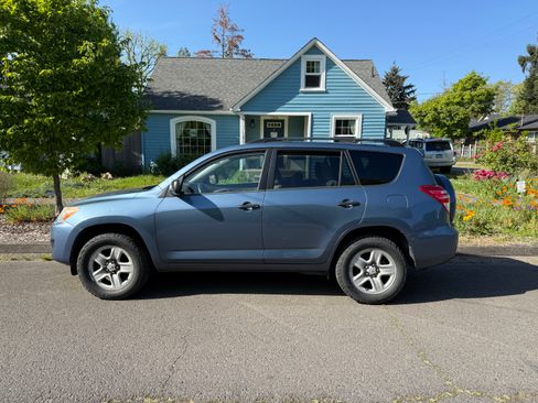 Used 2012 Toyota RAV4 4WD w/ Value Pkg image 2