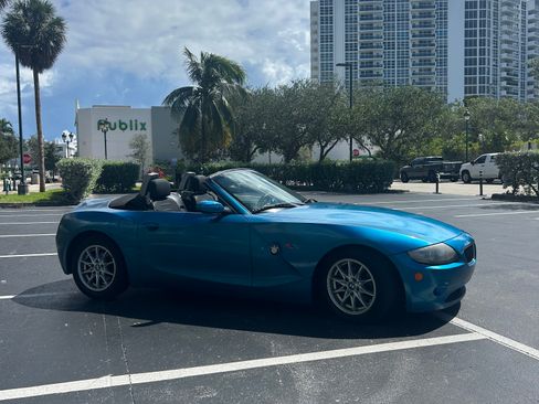 Used 2005 BMW Z4 2.5i image 8