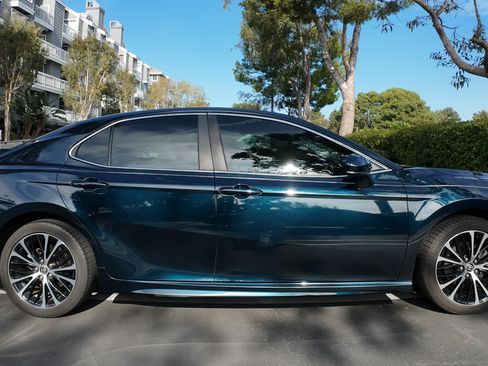 Used 2020 Toyota Camry SE image 2